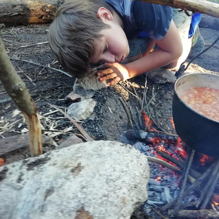 Vaření večeře na ohni
